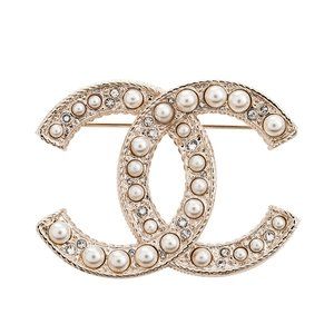 NWT CHANEL CC PEARL BROOCH